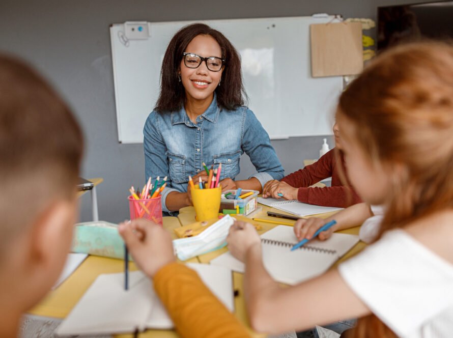 Profesor de Religión trabajando con estudiantes en una sala de clases