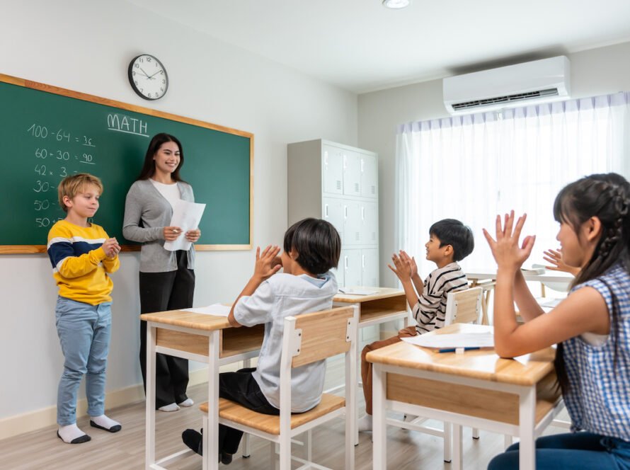Docente enseñando a estudiantes en aula escolar