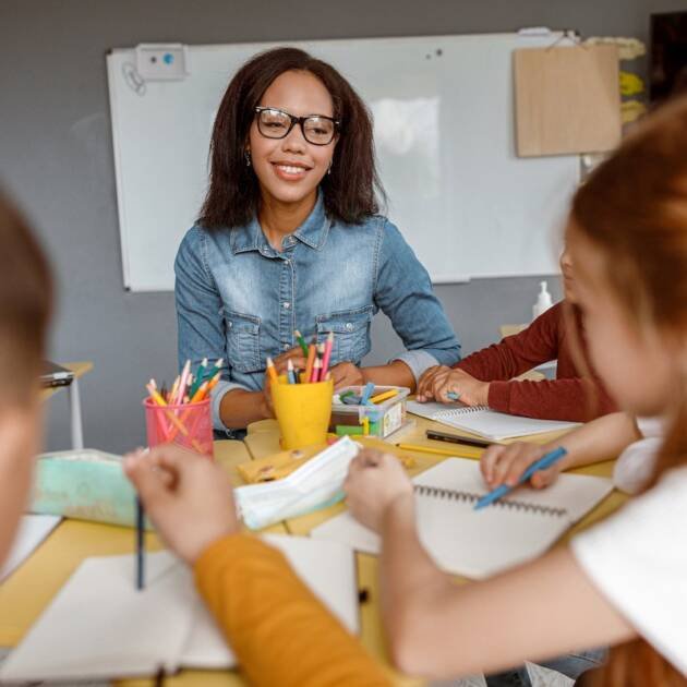 Profesor de Religión trabajando con estudiantes en una sala de clases